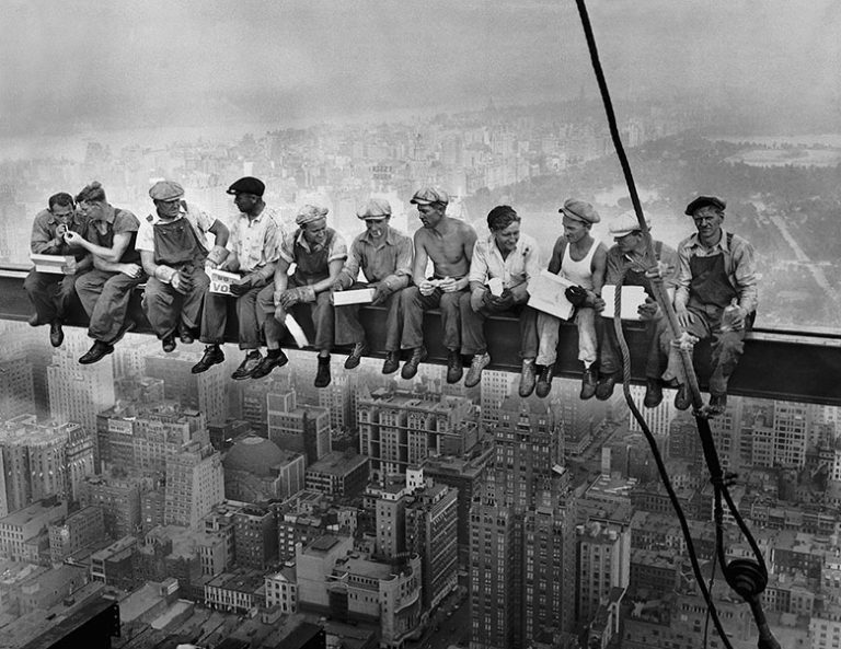Una imagen vale más que mil palabras. ¿Qué historia cuenta esta fotografía? “Almuerzo sobre un rascacielo”