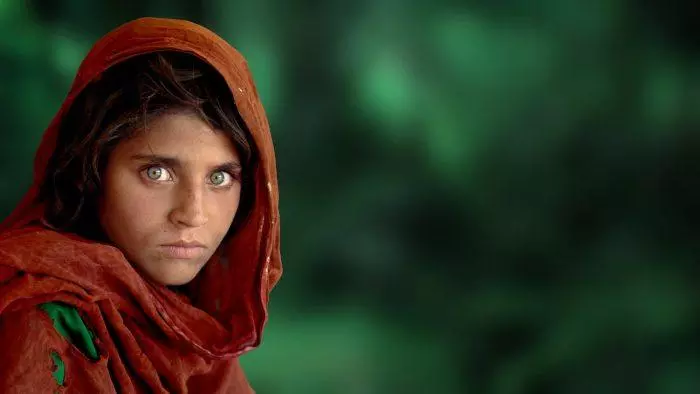 Una imagen vale más que mil palabras. ¿Qué historia cuenta esta fotografía? La niña afgana de ojos verdes, de Steve McCurry