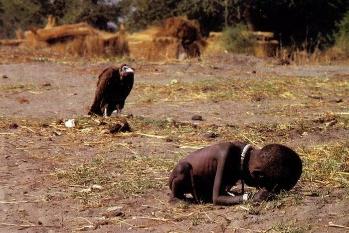 Una imagen vale más que mil palabras. La niña y el buitre