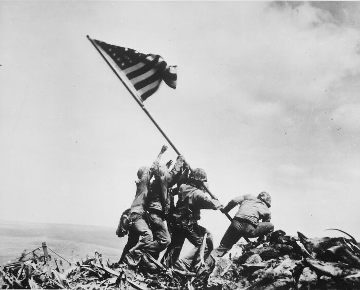 Izando la bandera en Iwo Jima